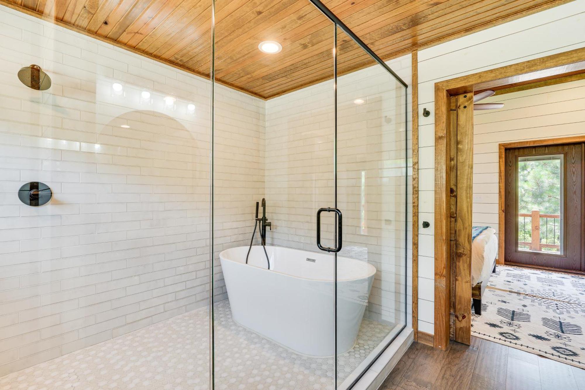 Tree-Lined Broken Bow Studio With Private Hot Tub! Exterior foto
