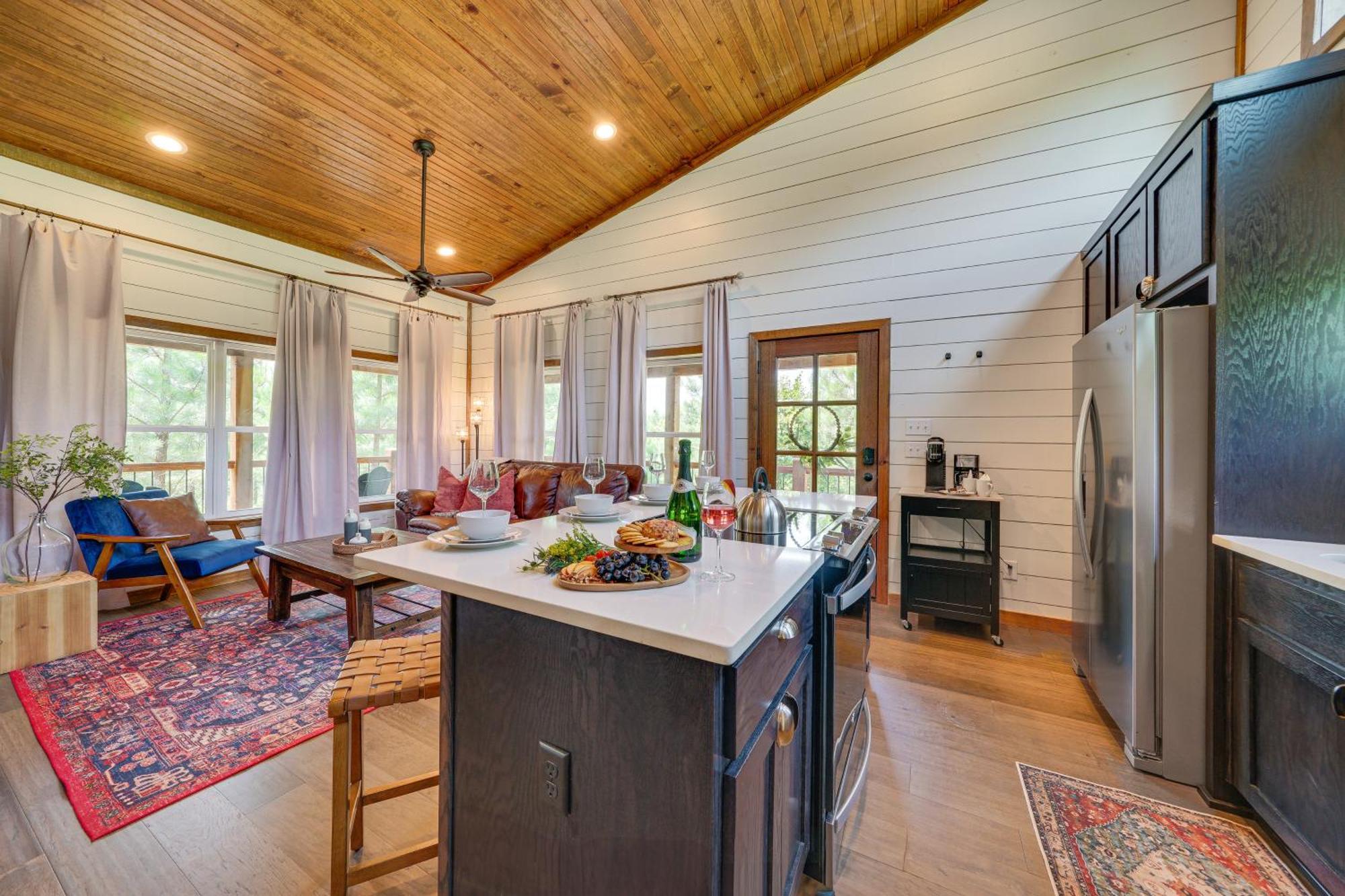 Tree-Lined Broken Bow Studio With Private Hot Tub! Exterior foto